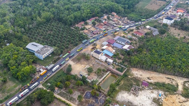 Sejumlah kendaraan terjebak kemacetan di Jalan Lintas Timur (Jalintim) Palembang-Jambi di Air Batu, Kecamatan Talang Kelapa, Kabupaten Banyuasin, Sumatera Selatan, Jumat (7/8/2026). Kemacetan yang terjadi di Jalan Lintas Timur (Jalintim) Palembang-Ja