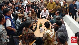 Menteri Koordinator Bidang Perekonomian Airlangga Hartarto bersama politisi dan pengusaha Jusuf Hamka mengunjungi GIIAS 2026 pada Jumat (7/8/2026).