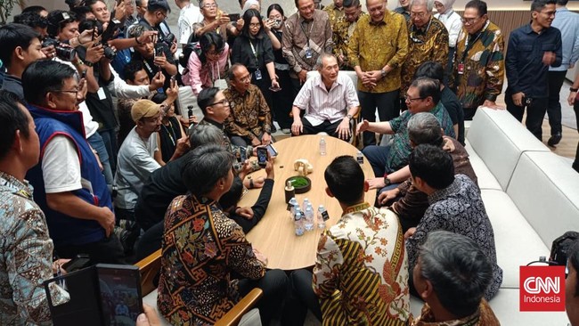 Menteri Koordinator Bidang Perekonomian Airlangga Hartarto bersama politisi dan pengusaha Jusuf Hamka mengunjungi GIIAS 2026 pada Jumat (7/8/2026).