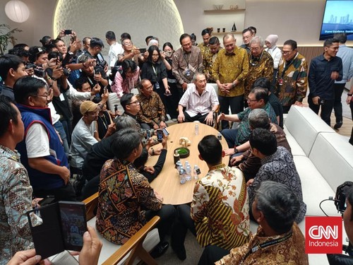 Menteri Koordinator Bidang Perekonomian Airlangga Hartarto bersama politisi dan pengusaha Jusuf Hamka mengunjungi GIIAS 2026 pada Jumat (7/8/2026).