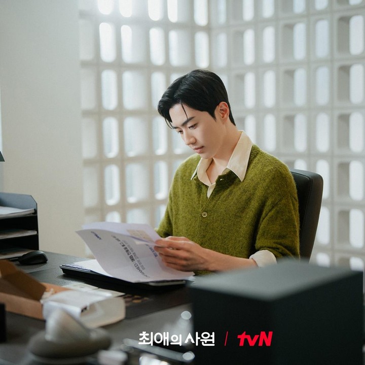 <p>Selain karena akting, Kang Hoon juga berhasil menarik penggemar lewat parasnya yang tampan.&nbsp;&ldquo;Ganteng banget uri kanghoon,&rdquo; tulis akun <em>@feat.m****.&nbsp;</em>(Foto: Instagram @tvn_drama)</p>