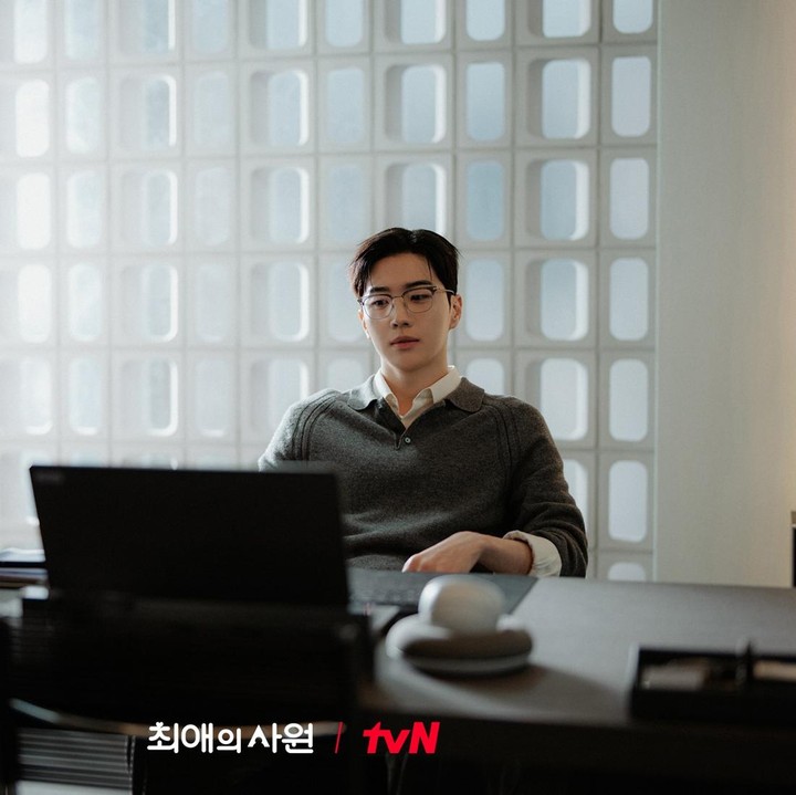 <p>Nama Kang Hoon kembali ramai diperbincangkan berkat aktingnya dalam drama Korea terbaru <em>My Bias, My Boss.</em> Lewat karakter yang diperankannya, aktor Korea Selatan ini sukses mencuri perhatian penggemar. (Foto: Instagram @tvn_drama)</p>