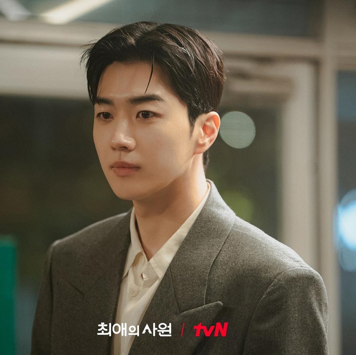 <p>Kang Hoon berperan sebagai Kang Tae Il, CEO muda di perusahaan platform fesyen APPELLO. Ia dikenal sebagai sosok yang tegas, berwibawa, dan memiliki pesona yang membuat karakternya semakin menarik untuk diikuti.&nbsp;&nbsp;(Foto: Instagram @tvn_drama)</p>