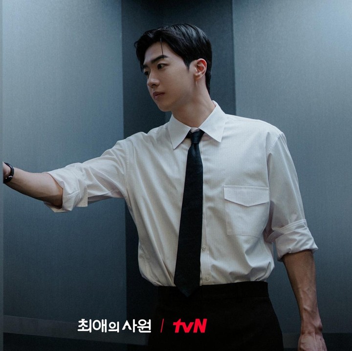 <p>Kang Hoon dikenal luas berkat perannya dalam drama sejarah, <em>The Red Sleeve </em>pada 2021 dan <em>The Secret Romantic Guesthouse</em> pada 2023. Ia pun pernah memenangkan penghargaan Aktor Pendatang Baru Terbaik (Pria) di ajang penghargaan MBC 2021.&nbsp;(Foto: Instagram @tvn_drama)</p>