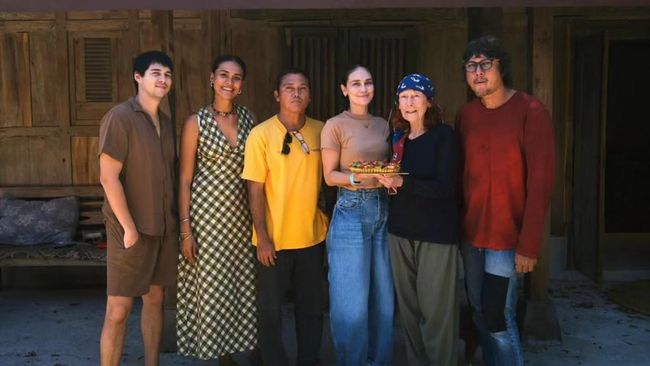 Potret Luna Maya Rayakan Ulang Tahun Ibunda, Sederhana dan Hangat