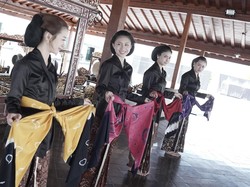 4 Member JKT 48 Belajar Jadi Abdi Dalem Keraton Jogja