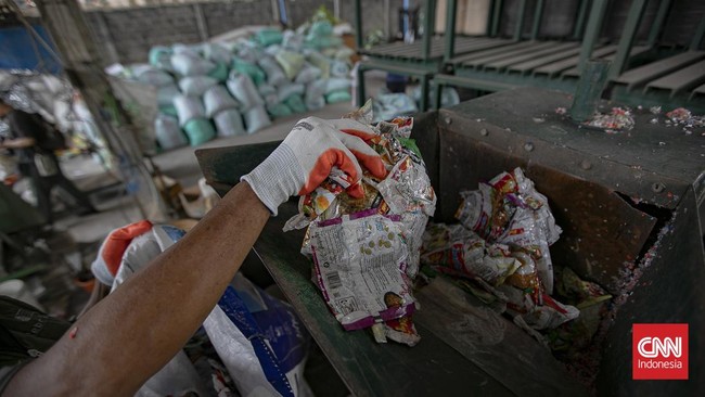 Mengubah Sampah Menjadi Paving Blok