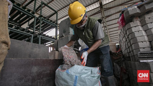 Mengubah Sampah Menjadi Paving Blok
