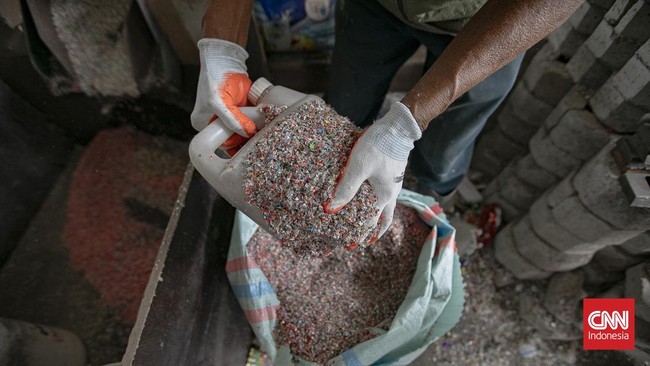 Mengubah Sampah Menjadi Paving Blok