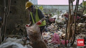 Tumpukan sampah plastik yang selama ini sulit didaur ulang kini memiliki nilai ekonomi. Di kawasan Kebayoran Lama, Jakarta Selatan, sampah plastik tertolak dimanfaatkan sebagai bahan baku pembuatan paving block yang ramah lingkungan. (CNN Indonesia/A