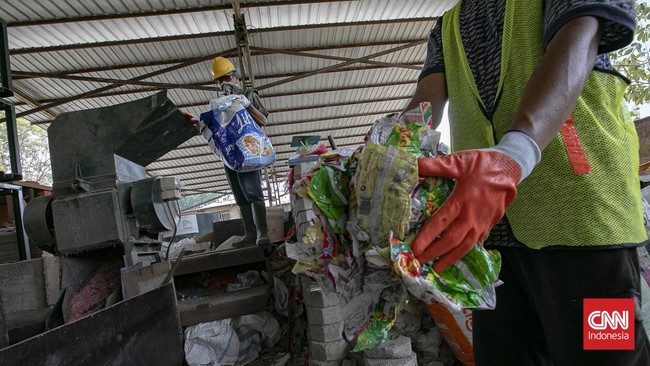 Mengubah Sampah Menjadi Paving Blok