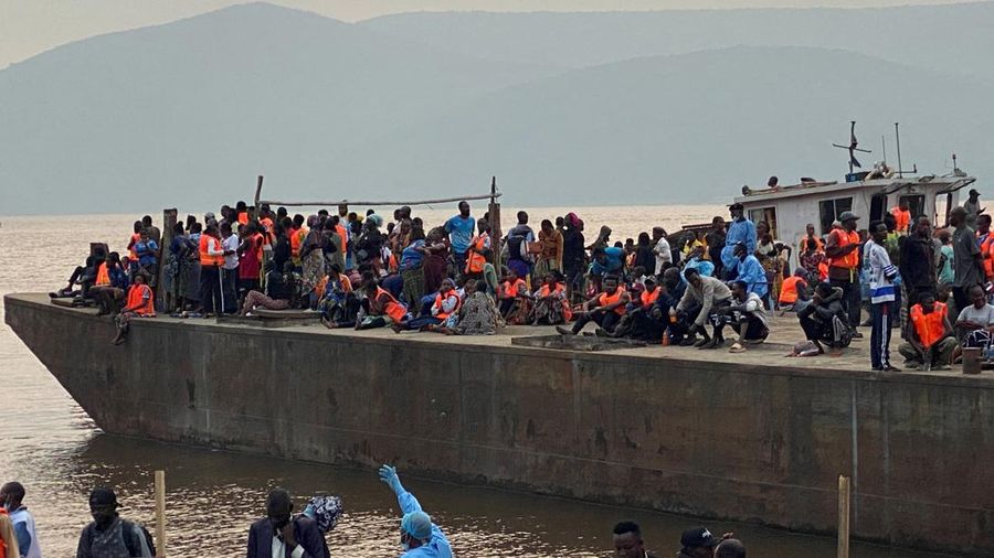 Para penumpang menunggu pemeriksaan di atas sebuah kapal setelah otoritas kesehatan mencegat kapal tersebut menyusul kematian seorang penumpang nan diduga terjangkit Ebola—yang sebelumnya telah turun dari kapal—menurut keterangan pejabat setempa