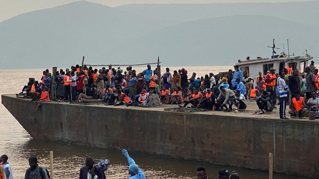 Potret Kapal Dicegat Diduga Bawa Virus Mematikan, 300 Orang Diperiksa