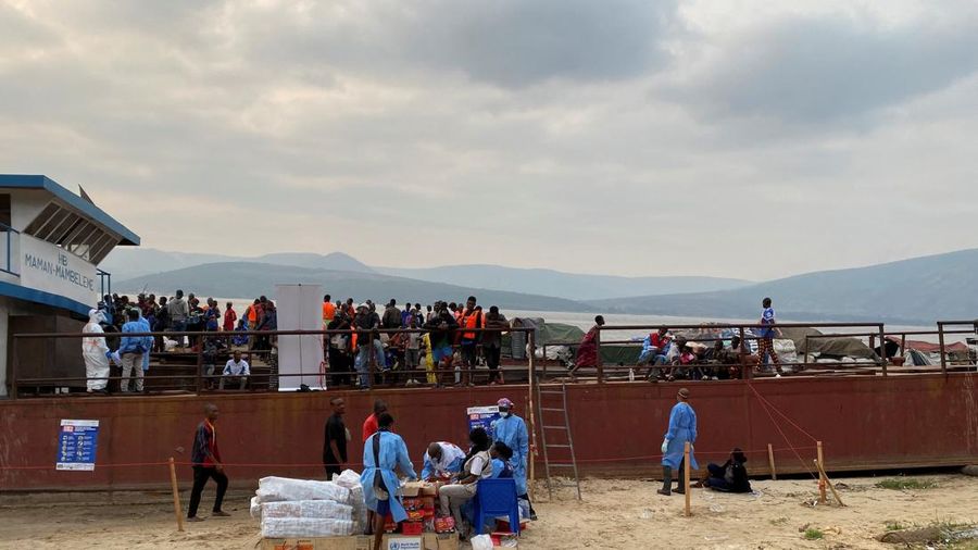 Para penumpang nan turun dari sebuah kapal nan dicegat oleh otoritas kesehatan menunggu untuk menjalani pemeriksaan, menyusul kematian seorang penumpang nan diduga menderita Ebola, di Kinshasa, Republik Demokratik Kongo, pada 6 Agustus 2026.