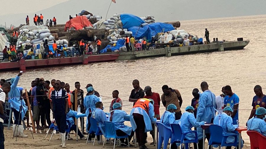 Para penumpang nan turun dari sebuah kapal nan dicegat oleh otoritas kesehatan menunggu untuk menjalani pemeriksaan, menyusul kematian seorang penumpang nan diduga menderita Ebola, di Kinshasa, Republik Demokratik Kongo, pada 6 Agustus 2026.