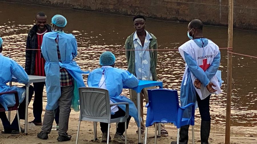 Para penumpang nan turun dari sebuah kapal nan dicegat oleh otoritas kesehatan menunggu untuk menjalani pemeriksaan, menyusul kematian seorang penumpang nan diduga menderita Ebola, di Kinshasa, Republik Demokratik Kongo, pada 6 Agustus 2026.