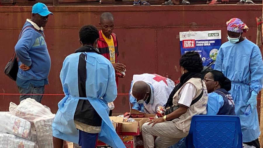 Para penumpang nan turun dari sebuah kapal nan dicegat oleh otoritas kesehatan menunggu untuk menjalani pemeriksaan, menyusul kematian seorang penumpang nan diduga menderita Ebola, di Kinshasa, Republik Demokratik Kongo, pada 6 Agustus 2026.