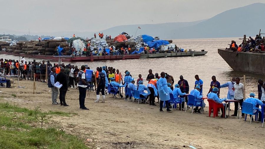Para penumpang nan turun dari sebuah kapal nan dicegat oleh otoritas kesehatan menunggu untuk menjalani pemeriksaan menyusul kematian seorang penumpang nan diduga menderita Ebola, di Kinshasa, Republik Demokratik Kongo, pada 6 Agustus 2026.