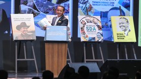 Menteri ESDM Bahlil Lahadalia menyampaikan sambutan pada peluncuran 10 buku karya nyata untuk negeri setengah abad Bahlil Lahadalia di Jakarta, Jumat (7/8/2026). Sepuluh buku tersebut mendokumentasikan pemikiran, pengalaman, dan perjalanan Bahlil Lah