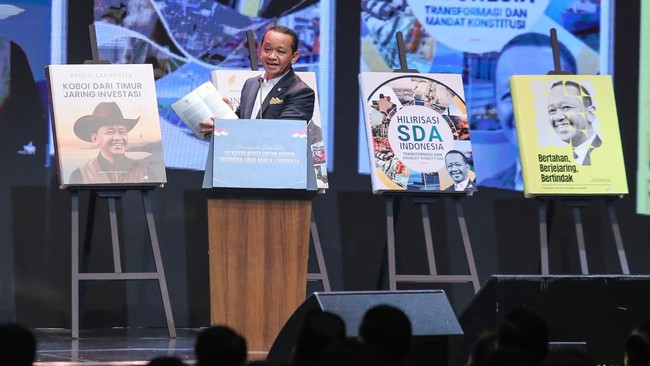 Menteri ESDM Bahlil Lahadalia menyampaikan sambutan pada peluncuran 10 buku karya nyata untuk negeri setengah abad Bahlil Lahadalia di Jakarta, Jumat (7/8/2026). Sepuluh buku tersebut mendokumentasikan pemikiran, pengalaman, dan perjalanan Bahlil Lah
