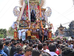 Bupati Lampung Selatan Hadiri Ngaben Massal Balinuraga