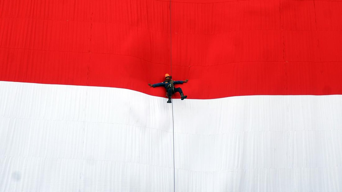 Bendera Merah Putih Raksasa Mulai Berkibar Sambut HUT ke-81 Kemerdekaan RI