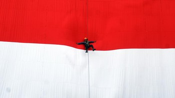 Bendera Merah Putih Raksasa Mulai Berkibar Sambut HUT ke-81 Kemerdekaan RI