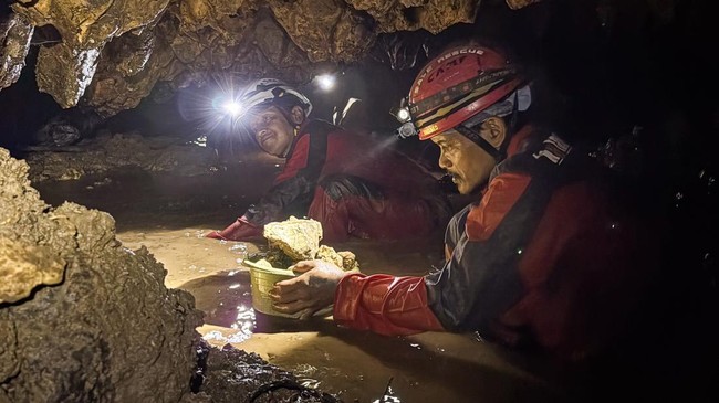 Perawatan Sumber Air di Gua Keceme Gunungkidul