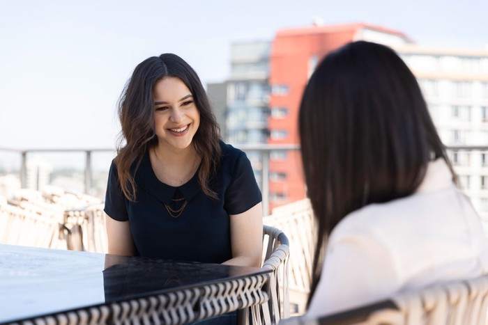 ciri kepribadian perempuan yang cantik luar dan dalam berpikiran terbuka. Mereka tahu bahwa mereka tidak tahu segalanya, sehingga cukup terbuka dengan pengetahuan-pengetahuan baru dari orang lain.