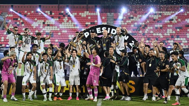 Pesepak bola dan ofisial tim Persebaya Surabaya berselebrasi setelah menjuarai Piala Presiden 2026 di Stadion Kapten I Wayan Dipta, Gianyar, Bali, Jumat (7/8/2026). Persebaya Surabaya menjuarai Piala Presiden 2026 setelah mengalahkan Persib Bandung m