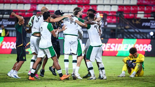 Pesepak bola dan ofisial tim Persebaya Surabaya berselebrasi setelah menjuarai Piala Presiden 2026 di Stadion Kapten I Wayan Dipta, Gianyar, Bali, Jumat (7/8/2026). Persebaya Surabaya menjuarai Piala Presiden 2026 setelah mengalahkan Persib Bandung m