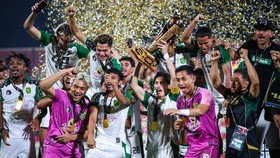 Pesepak bola dan ofisial tim Persebaya Surabaya berselebrasi setelah menjuarai Piala Presiden 2026 di Stadion Kapten I Wayan Dipta, Gianyar, Bali, Jumat (7/8/2026). Persebaya Surabaya menjuarai Piala Presiden 2026 setelah mengalahkan Persib Bandung m