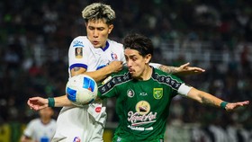 Pesepak bola Persebaya Surabaya Francisco Rivera (kanan) berebut bola dengan pesepak bola Port FC Suphanan Bureerat (kiri) pada pertandingan Grup B Piala Presiden 2026 di Stadion Gelora Bung Tomo, Surabaya, Jawa Timur, Sabtu (1/8/2026). Persebaya Sur