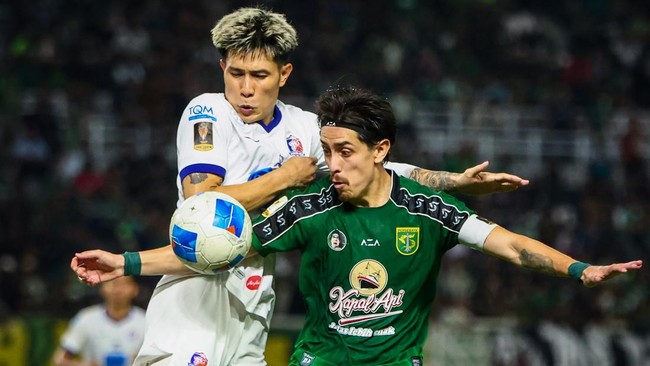 Pesepak bola Persebaya Surabaya Francisco Rivera (kanan) berebut bola dengan pesepak bola Port FC Suphanan Bureerat (kiri) pada pertandingan Grup B Piala Presiden 2026 di Stadion Gelora Bung Tomo, Surabaya, Jawa Timur, Sabtu (1/8/2026). Persebaya Sur