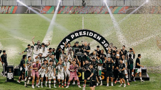 Persebaya Surabaya jadi juara Piala Presiden 2026 usai mengalahkan Persib Bandung lewat adu penalti 6-5 (1-1) di Stadion Kapten I Wayan Dipta, Gianyar, Bali, Kamis (6/8). (Arsip Media Piala Presiden 2026)