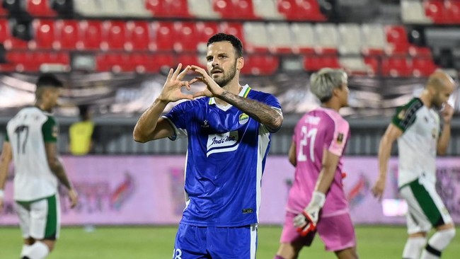 Pesepak bola Persib Bandung Patricio Martin Matricardi berselebrasi setelah mencetak gol ke gawang Persebaya Surabaya pada final Piala Presiden 2026 di Stadion Kapten I Wayan Dipta, Gianyar, Bali, Kamis (6/8/2026). ANTARA FOTO/Nyoman Hendra Wibowo/ky