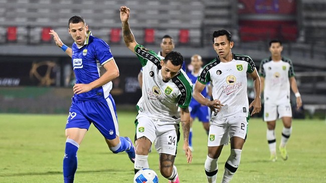 Pesepak bola Persebaya Surabaya Jose Walber Mota De Amorim (tengah) berebut bola dengan pesepak bola Persib Bandung Balsa Sekulic (kiri) pada final Piala Presiden 2026 di Stadion Kapten I Wayan Dipta, Gianyar, Bali, Kamis (6/8/2026). ANTARA FOTO/Nyom