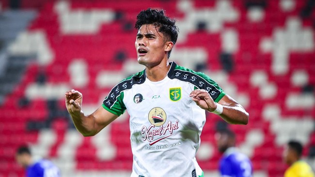 Pesepak bola Persebaya Surabaya Ramadhan Sananta berselebrasi setelah mencetak gol ke gawang Persib Bandung pada final Piala Presiden 2026 di Stadion Kapten I Wayan Dipta, Gianyar, Bali, Kamis (6/8/2026). ANTARA FOTO/Rizal Hanafi/kye