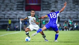 Pesepak bola Persebaya Surabaya Rachmat Irianto (kiri) melewati hadangan pesepak bola Persib Bandung Adam Alis (kanan) pada final Piala Presiden 2026 di Stadion Kapten I Wayan Dipta, Gianyar, Bali, Kamis (6/8/2026). ANTARA FOTO/Rizal Hanafi/kye