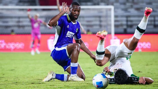 Pesepak bola Persebaya Surabaya Ramadhan Sananta (kanan) terjatuh setelah berebut bola dengan pesepak bola Persib Bandung Gabriel Donatien Mutombo (kiri) pada final Piala Presiden 2026 di Stadion Kapten I Wayan Dipta, Gianyar, Bali, Kamis (6/8/2026).