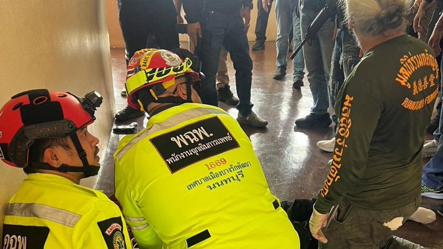 Petugas medis melakukan CPR terhadap pelaku penembakan nan tewas akibat bunuh diri—menurut pihak berwenang—menyusul kejadian penembakan di sebuah sekolah di distrik Bang Kruai, Provinsi Nonthaburi, di pinggiran Bangkok, Thailand, pada 7 Agustus 2026.