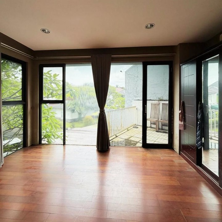 <p>Rumah baru ini belum bisa ditempati oleh Poppy dan keluarga lantaran masih ada yang harus diperbaiki. Meski begitu, Poppy tampak senang karena rumahnya ini sudah hampir rampung. "Iya, masih jauh dari kata <em>perfect</em>. Gak bisa langsung di tinggalin. Banyak PR, banyak yang harus dibongkar, di <em>touch up</em> dll. Tapi akutuh lihat potensinya.. <em>basic</em> arsitektur rumah ini salah satu yang bikin aku naksir sama rumahnya," katanya. (Foto: Instagram @popsovia)</p>