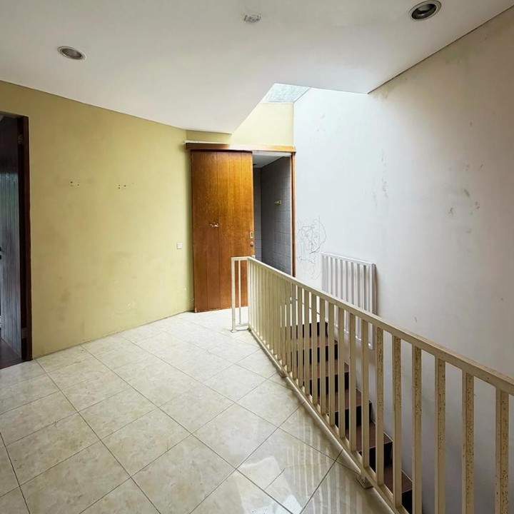 <p>Saat ini, renovasi rumah baru Poppy sudah sampai ditahap akhir. Setelah itu, rumah ini akan direnovasi, Bunda. "Kita lagi di tahap finalisasi konsep sebelum renovasi mulai bulan depan. Pelan-pelan, tapi serius. <em>Bismillah</em> doakan lancar ya Gaiss," ungkap Poppy. (Foto: Instagram @popsovia)</p>