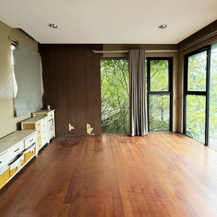 <p>Di salah satu ruangan, Poppy menggunakan lantai kayu untuk memberikan kesan klasik. Di ruangan ini, ia juga membangun beberapa jendela besar untuk memudahkan cahaya masuk ke dalam. Melalui jendela-jendela ini, Poppy juga bisa menikmati suasana asri halaman rumahnya. (Foto: Instagram @popsovia)</p>