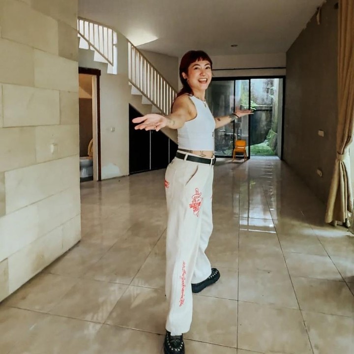 <p>Artis Poppy Sovia bakal menempati hunian baru bersama keluarganya, Bunda. Melalui unggahan di Instagram, Poppy menunjukkan sudut-sudut di rumah barunya ini. "Akhirnya inilah tempat bertumbuh keluargaku selanjutnya, Gaiss!" tulisnya di unggahan ini. (Foto: Instagram @popsovia)</p>