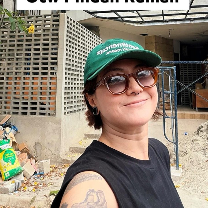 <p>Beberapa waktu lalum Poppy sempat membagikan video rumahnya yang sedang dibangun. Saat itu, Poppy mengungkap keputusannya terkait pembangunan desain rumah. "Hai gaes.. kali ini mau update soal rumah nih. <em>Alhamdulillah</em> udah 70 persen tapi ini yg bikin agak lama rumahnya rampung. Aku dan Oki mutusin buat nambah lantai <em>wkwkwk</em> debat dulu.. akhirnyaa ngebelain bangunan deh daripada perabotan huhuu.. kenapa ya ini dilematis banget yah," katanya. (Foto: Instagram @popsovia)</p>