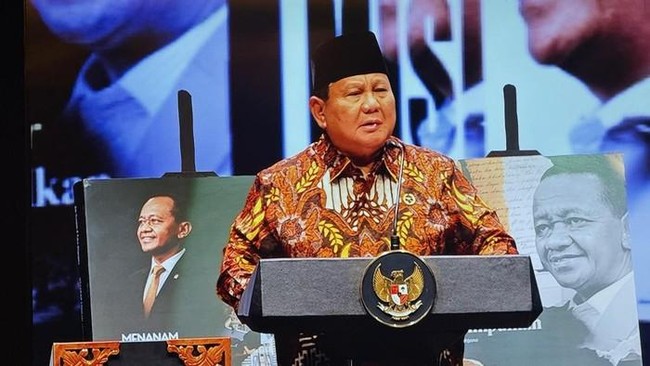 Prabowo menghadiri peluncuran buku berjudul '10 Karya Nyata untuk Negeri: Setengah Abad Bahlil Lahadalia'. (Eva/detikcom)