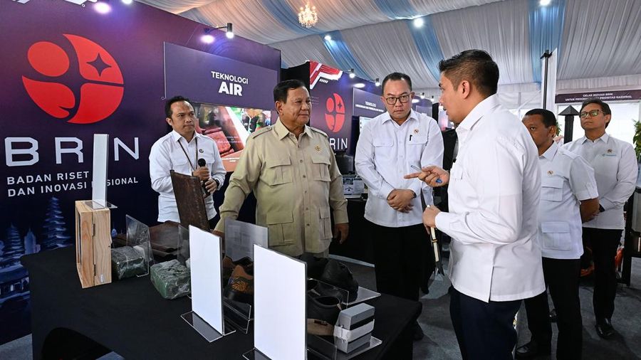 Presiden Prabowo Subianto menguji langsung ketahanan genteng hasil penemuan Badan Riset dan Inovasi Nasional (BRIN) saat berjumpa dengan para peneliti di Istana Kepresidenan, Jakarta, Kamis (6/8/2026). (Dok. Biro Pers, Media, dan Informasi Sekretariat