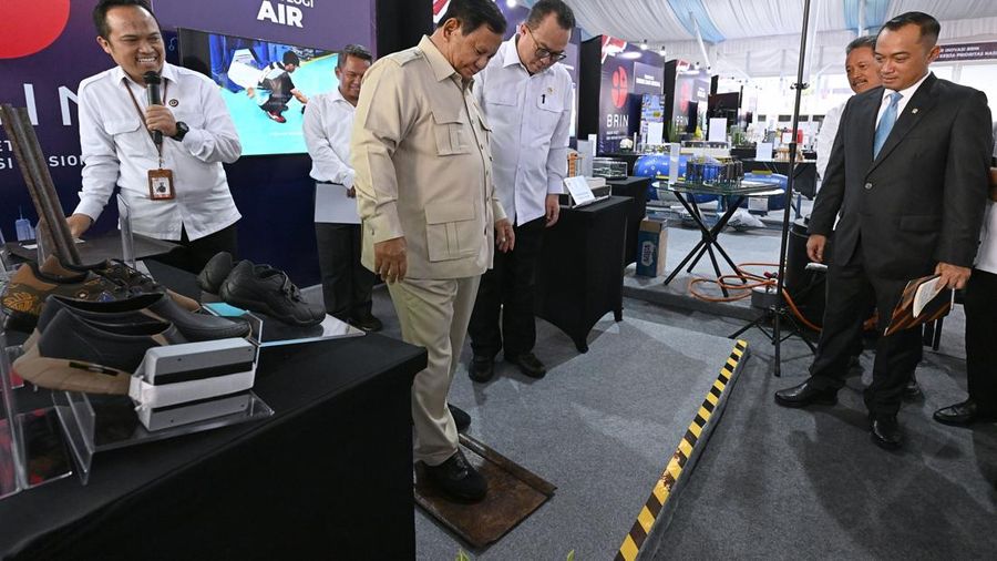 Presiden Prabowo Subianto menguji langsung ketahanan genteng hasil penemuan Badan Riset dan Inovasi Nasional (BRIN) saat berjumpa dengan para peneliti di Istana Kepresidenan, Jakarta, Kamis (6/8/2026). (Dok. Biro Pers, Media, dan Informasi Sekretariat