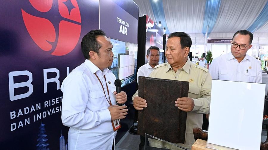 Presiden Prabowo Subianto menguji langsung ketahanan genteng hasil penemuan Badan Riset dan Inovasi Nasional (BRIN) saat berjumpa dengan para peneliti di Istana Kepresidenan, Jakarta, Kamis (6/8/2026). (Dok. Biro Pers, Media, dan Informasi Sekretariat